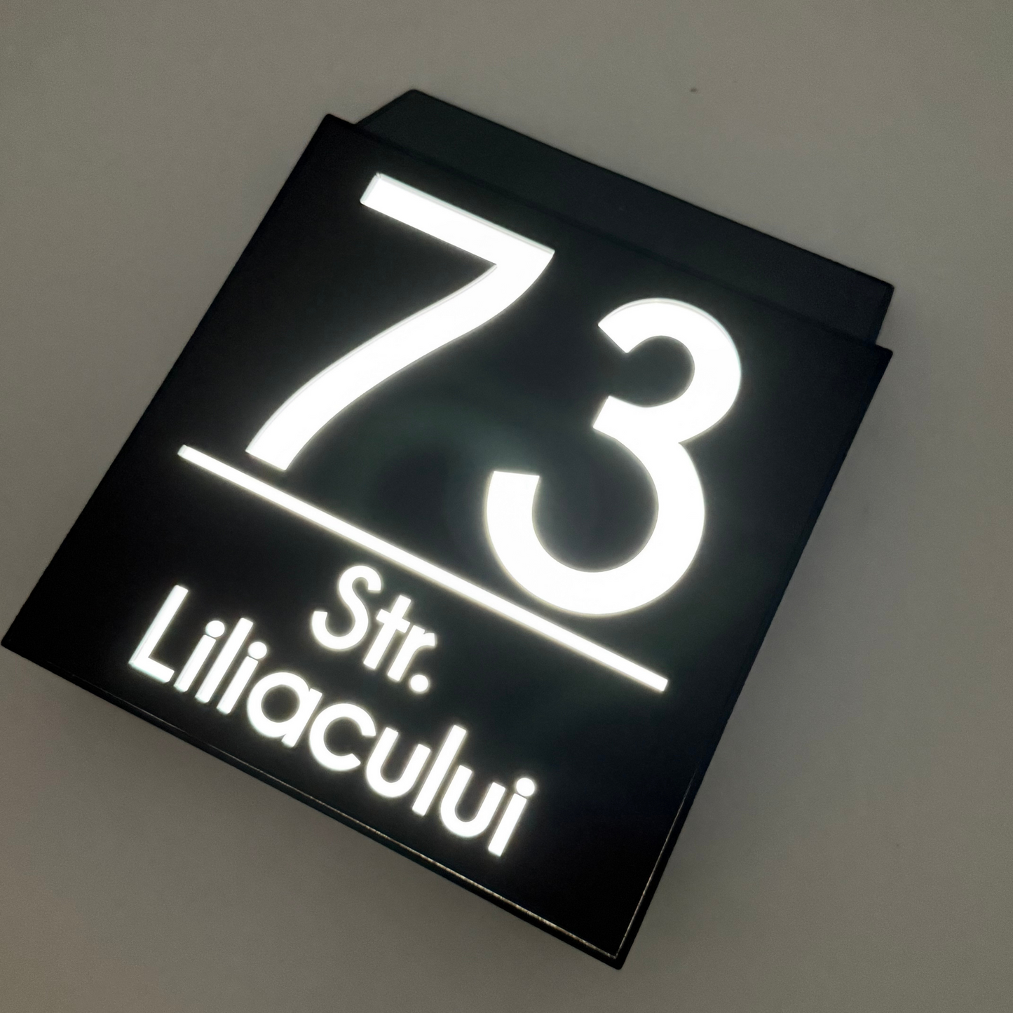 PREMIUM HOUSE NUMBER - Maro Satin Caseta Led Solar - 18×18 cm