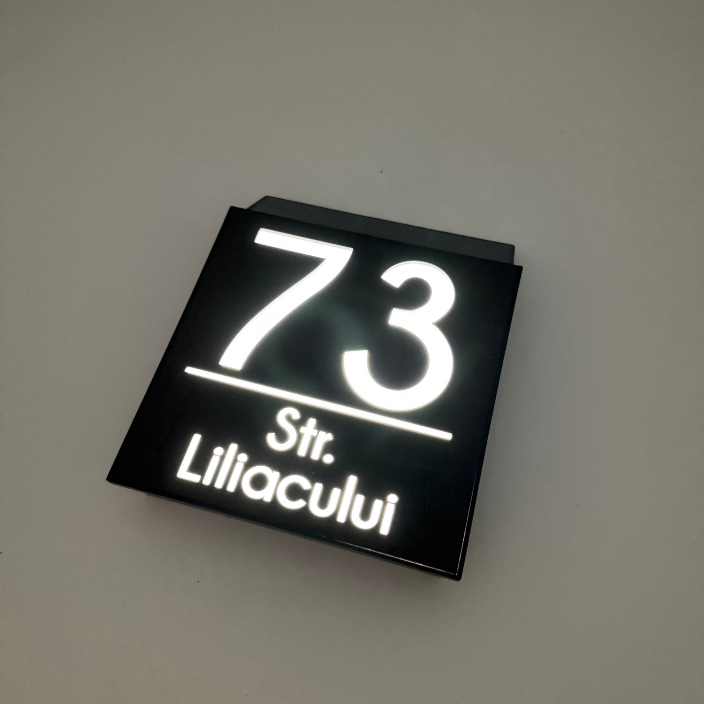 PREMIUM HOUSE NUMBER - Maro Satin Caseta Led Solar - 18×18 cm